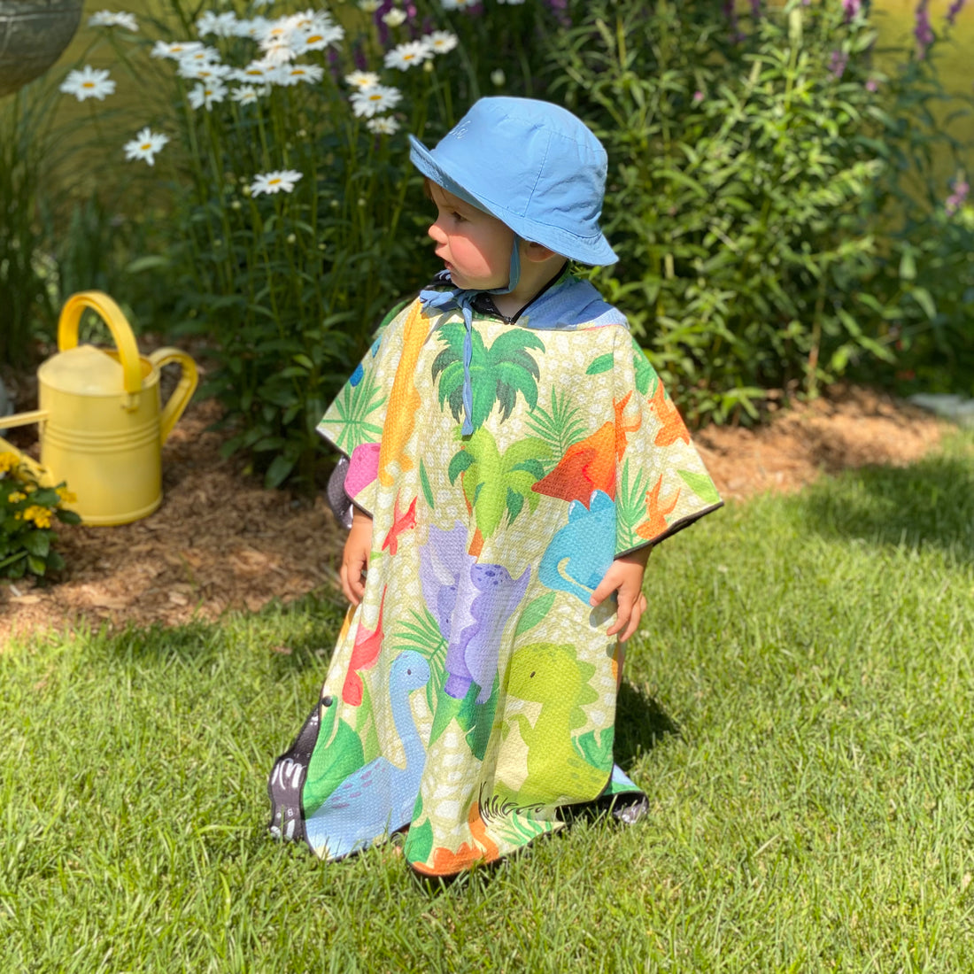 Poncho enfant KAWELÄ TORTUGUERO en tissu coloré avec motif de tortue, adapté pour enfants, idéal pour la pluie.