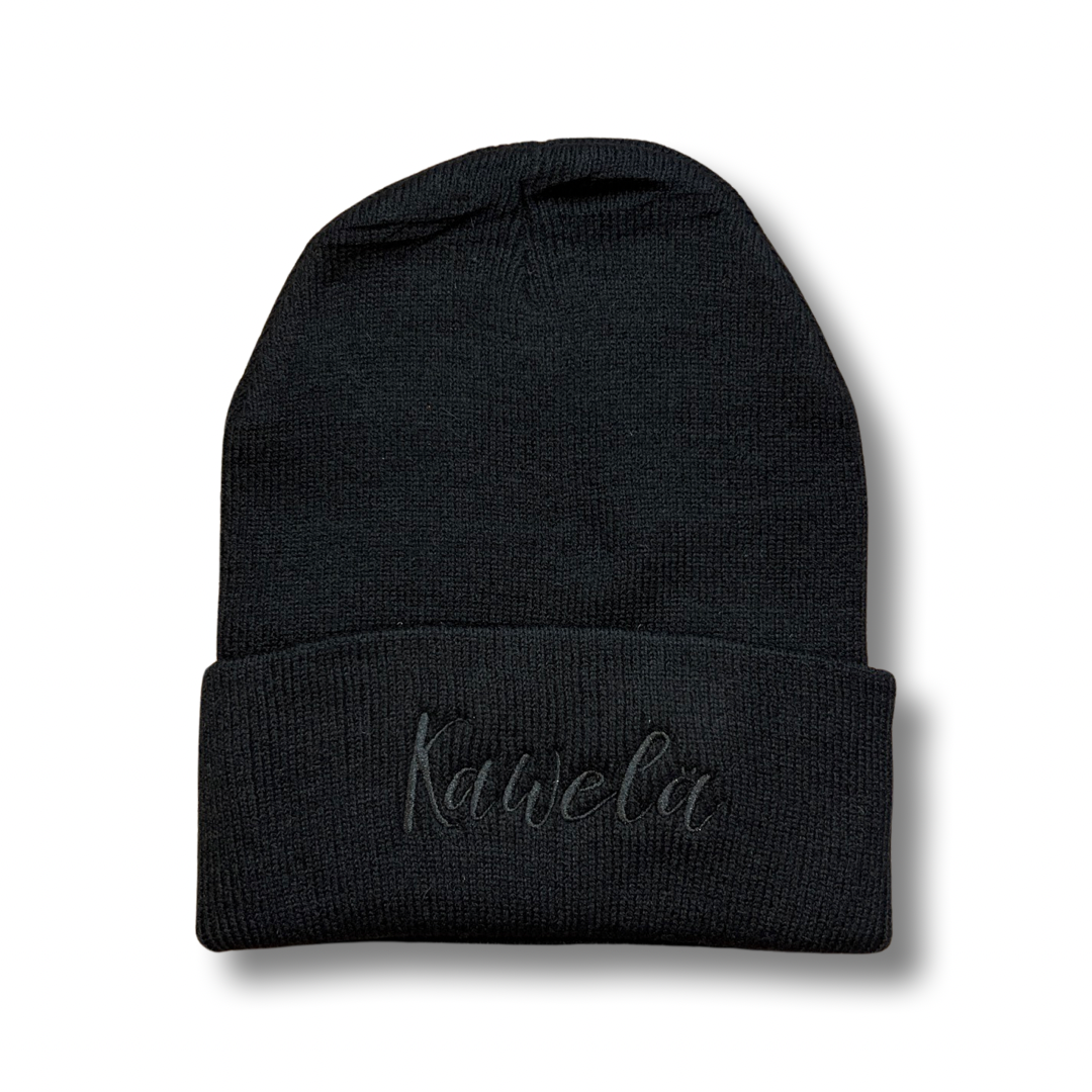 Tuque KAWELÄ en laine douce, portée sur une tête, avec un design simple et élégant, idéale pour l&