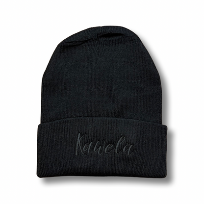 Tuque KAWELÄ en laine douce, portée sur une tête, avec un design simple et élégant, idéale pour l&