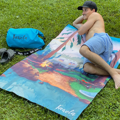 Serviette de plage KAWELÄ Abbotsford avec motif coloré, idéale pour la plage ou la piscine, tissu doux et absorbant.