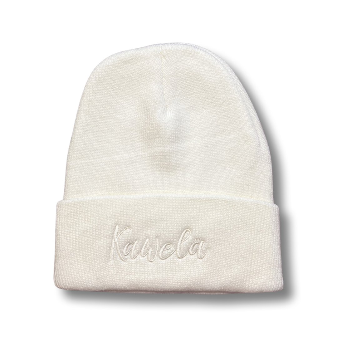 Tuque KAWELÄ en laine douce, portée sur une tête, avec un design simple et élégant, idéale pour l&